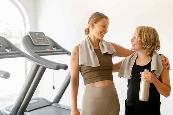 Kvinna och pojke på gym