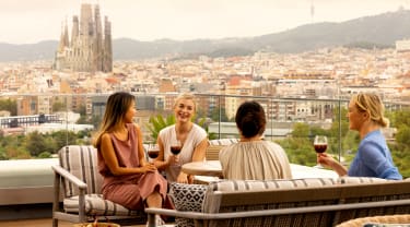 En vennegjeng på en takterrasse i Barcelona